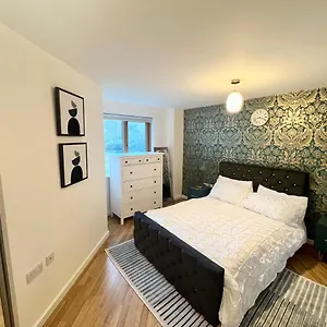 2 Bedroom Near Olympic Park With Free Parking Apartment London