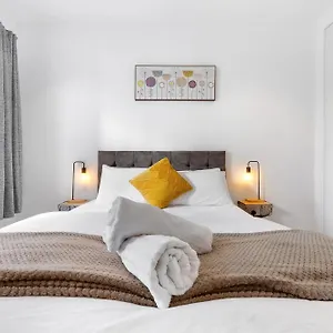 Modern Luxury Next To Aldgate East Station And Tower Of Apartment London