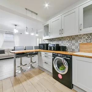 Bromley Serviced - Beckenham Place Park - - 2 Bed House - Free Parking - 2 Beds 1 Sofabed Apartment London
